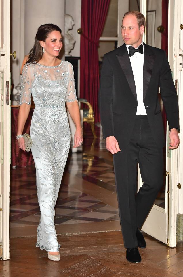 <strong>28 de fevereiro de 2017</strong><span> - Em visita a uma Casa Ronald McDonald, em Londres, a Duquesa de Cambridge exibiu conjunto de casaqueto e saia de tweed azul. A tonalidade se fez presente no resto do look de Kate - no anel e nos brincos de safira e nos escarpins marinho -, compondo um visual clássico e elegante.</span> <strong>28 de fevereiro de 2017</strong><span> - Em visita a uma Casa Ronald McDonald, em Londres, a Duquesa de Cambridge exibiu conjunto de casaqueto e saia de tweed azul. A tonalidade se fez presente no resto do look de Kate - no anel e nos brincos de safira e nos escarpins marinho -, compondo um visual clássico e elegante.</span>