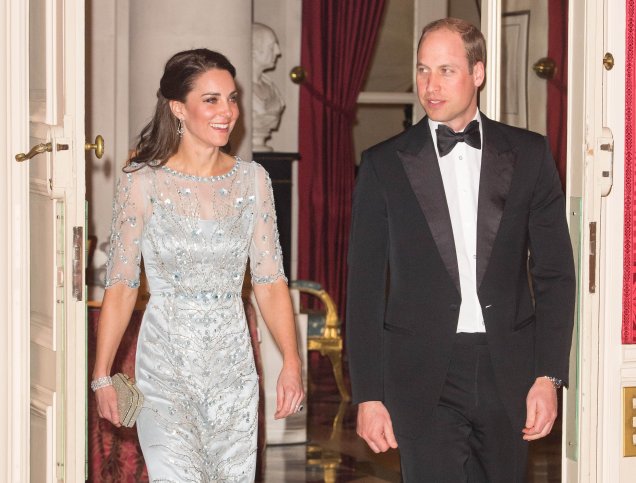 Kate arrasa em qualquer lugar que vai! Para a recepção que tiveram na Embaixada Britânica em Paris, a duquesa usou um vestido preto <b>Alexander McQueen</b>.<b></b>