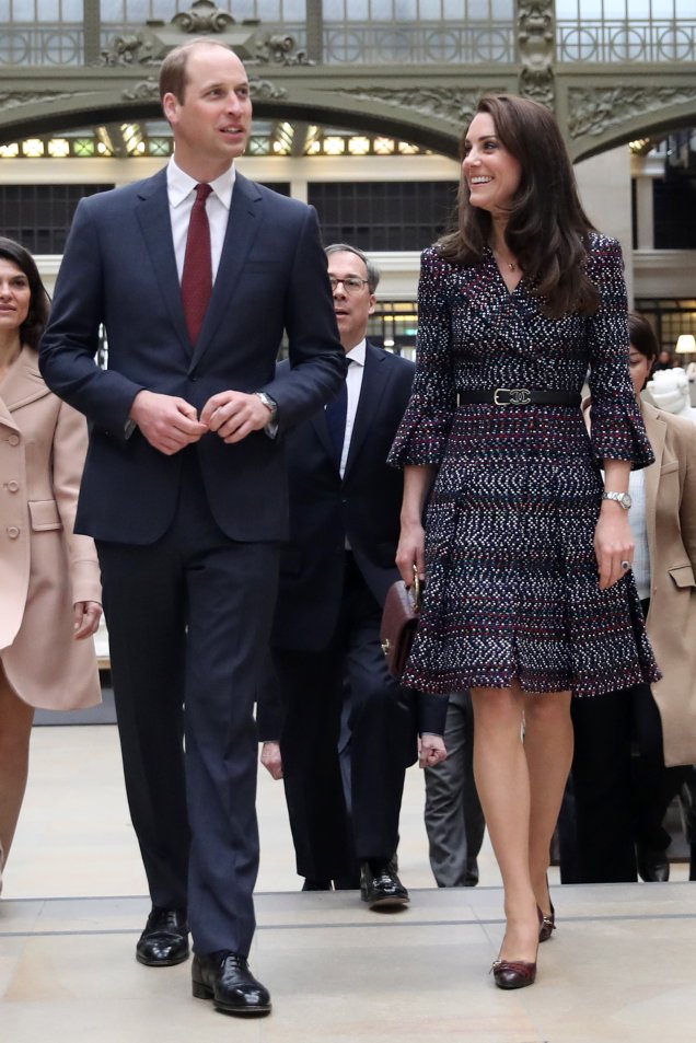 Foco para o look todo <b>Chanel</b> que Kate Middleton usou durante o segundo dia em Paris.<b></b>