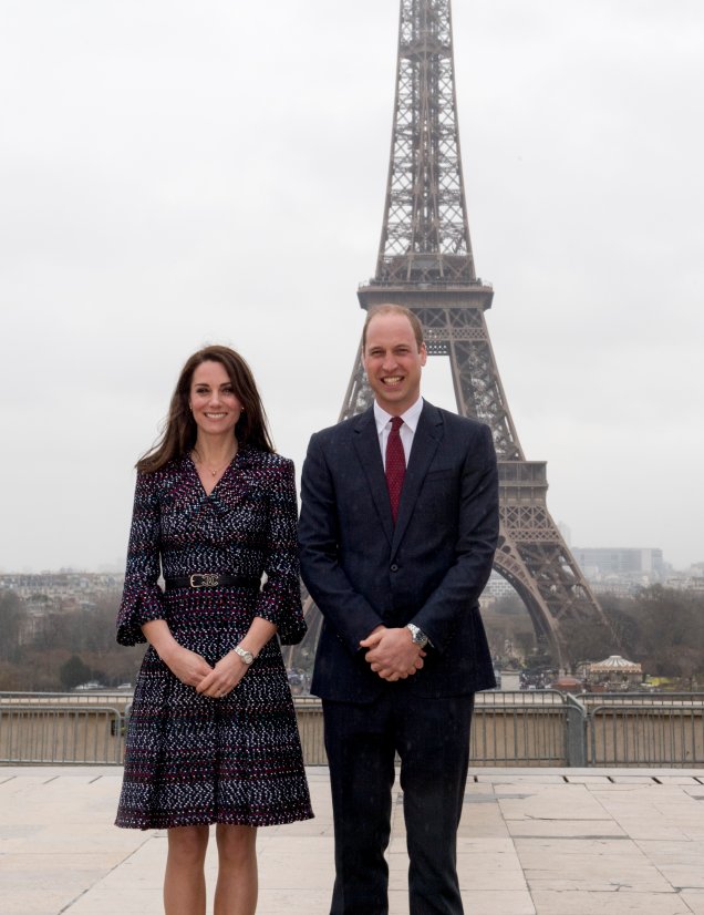Príncipe William e Kate Middleton em frente à Torre Eiffel.