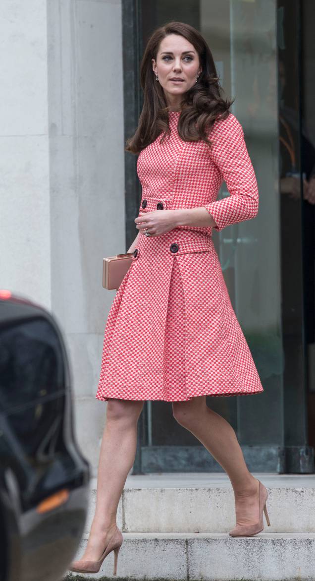 <strong>17 de março de 2017</strong> - Kate Middleton e o Príncipe William participaram de celebrações do St. Patrick's Day em Londres. Como pede a tradição da data, a Duquesa de Cambridge compareceu usando um look verde: vestido-casaco <strong>Catherine Walker</strong>, escarpins de camurça altíssimos, brincos de ônix verde e chapéu. <strong>17 de março de 2017</strong> - Kate Middleton e o Príncipe William participaram de celebrações do St. Patrick's Day em Londres. Como pede a tradição da data, a Duquesa de Cambridge compareceu usando um look verde: vestido-casaco <strong>Catherine Walker</strong>, escarpins de camurça altíssimos, brincos de ônix verde e chapéu.