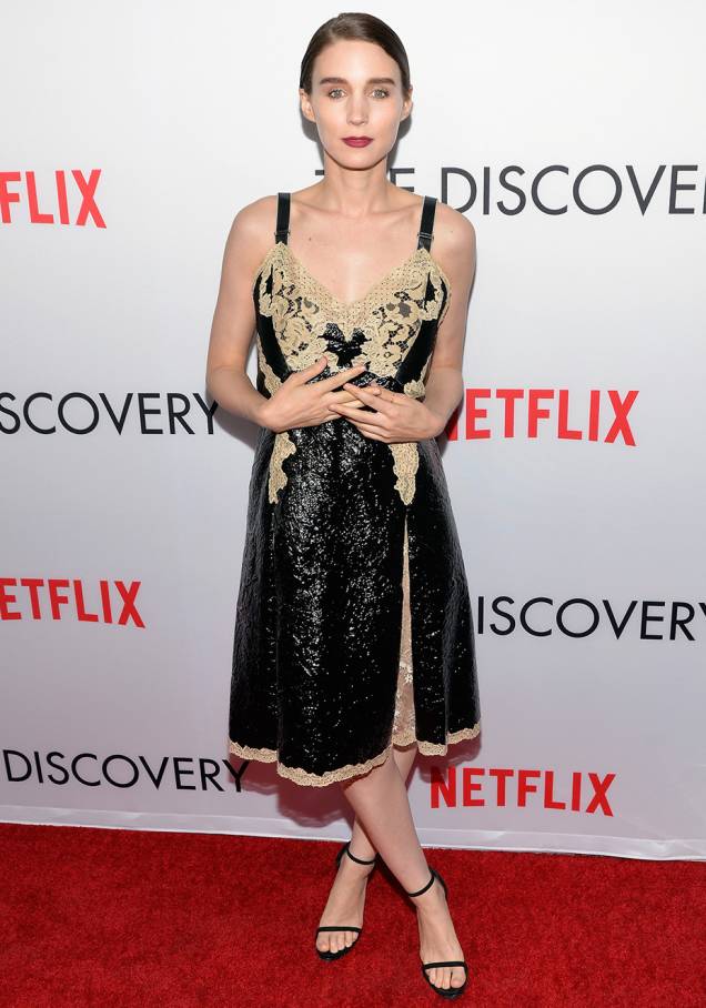 <strong>23.03.2017 // Kiernan Shipka</strong> - A fofa e linda atriz, para sempre a Sally Draper de <em>Mad Men</em>, costuma exibir produções fashionistas e quase sempre bem coloridas no tapete vermelho. Desta vez, não foi diferente. Kiernan arrasou em um evento em Nova York com vestido Rosie Assoulin, sapatos metalizados e maquiagem leve. <strong>23.03.2017 // Kiernan Shipka</strong> - A fofa e linda atriz, para sempre a Sally Draper de <em>Mad Men</em>, costuma exibir produções fashionistas e quase sempre bem coloridas no tapete vermelho. Desta vez, não foi diferente. Kiernan arrasou em um evento em Nova York com vestido Rosie Assoulin, sapatos metalizados e maquiagem leve.