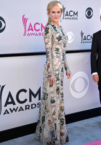 <strong>27.03.17 // Charlize Theron</strong> - A sempre elegante atriz escolheu um majestoso vestido da Saint Laurent para comparecer ao baile de gala da amfAR em Hong Kong. Para equilibrar a sensualidade da dupla decote profundo + fenda poderosa, a sul-africana apostou no preto monocromático e em beleza discreta com cabelos soltos.