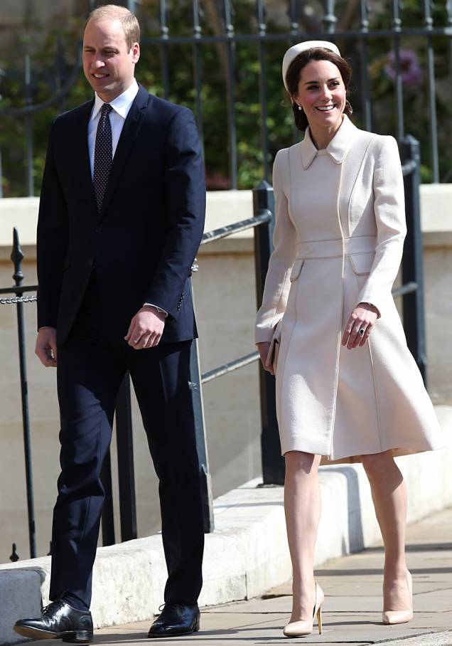 <strong>23 de março de 2017</strong> - Pela manhã, Kate compareceu a um evento em prol da saúde mental de mães promovido pela Royal College of Obstetricians and Gynaecologists de Londres. Inspirada pela primavera que acaba de começar no hemisfério norte, ela exibiu um vibrante conjunto da grife <strong>Eponine London</strong>. Esta não é a primeira vez que a Duquesa de Cambridge exibe este look - há um ano, Kate compareceu a um evento beneficente com a mesma roupa, porém arrematou com acessórios pretos. <strong>23 de março de 2017</strong> - Pela manhã, Kate compareceu a um evento em prol da saúde mental de mães promovido pela Royal College of Obstetricians and Gynaecologists de Londres. Inspirada pela primavera que acaba de começar no hemisfério norte, ela exibiu um vibrante conjunto da grife <strong>Eponine London</strong>. Esta não é a primeira vez que a Duquesa de Cambridge exibe este look - há um ano, Kate compareceu a um evento beneficente com a mesma roupa, porém arrematou com acessórios pretos.