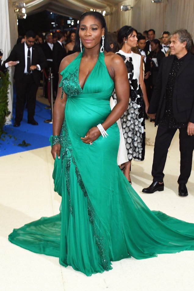 <b>Serena Williams</b><span> // a tenista desfilou a barriga de 5 meses no tapete vermelho do Baile do Met, que aconteceu na última segunda (01). Com um vestido verde Versace, ela atraiu olhares e flashes!</span>
