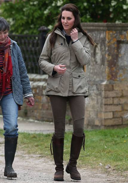 <strong>16 de abril de 2017</strong> - Para ir à missa de Páscoa com a família real, Kate, sempre chique, optou por um casaco na altura dos joelhos assinado por <strong>Catherine Walker</strong> e combinou a peça com um chapéu de cetim no modelo pillbox e escarpins da mesma tonalidade. <strong>16 de abril de 2017</strong> - Para ir à missa de Páscoa com a família real, Kate, sempre chique, optou por um casaco na altura dos joelhos assinado por <strong>Catherine Walker</strong> e combinou a peça com um chapéu de cetim no modelo pillbox e escarpins da mesma tonalidade.