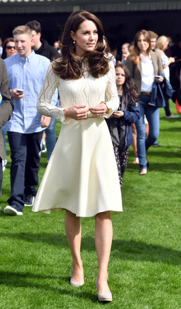 <strong>20 de abril de 2017</strong><span> - </span>Pela manhã, Kate Middleton se juntou a William e Harry em um encontro com estudantes. Apesar do corte clássico, o conjunto <strong>Armani</strong> passa longe do óbvio por causa da cor vibrante.