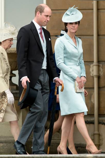 <strong>03 de maio de 2017 </strong>- Quem não toparia acordar cedo só para brincar e alimentar ovelhinhas fofas? Pois foi isso que Kate Middleton fez nesta quarta-feira! Ela visitou uma fazenda na Inglaterra e aproveitou bastante o tempo ao lado dos bichinhos. Para arrematar o look casual em tons de cinza e marrom, a Duquesa de Cambridge apostou na bota de couro de cano longo, básica e infalível. <strong>03 de maio de 2017 </strong>- Quem não toparia acordar cedo só para brincar e alimentar ovelhinhas fofas? Pois foi isso que Kate Middleton fez nesta quarta-feira! Ela visitou uma fazenda na Inglaterra e aproveitou bastante o tempo ao lado dos bichinhos. Para arrematar o look casual em tons de cinza e marrom, a Duquesa de Cambridge apostou na bota de couro de cano longo, básica e infalível.