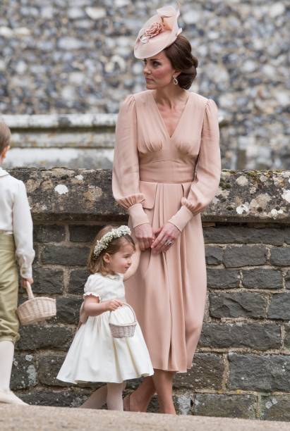 <strong>11 de maio de 2017</strong> - E o quão linda Kate Middleton estava durante a visita a Luxemburgo? A Duquesa de Cambridge, acompanhada de membros da família real e do primeiro-ministro do país, acertou em cheio com look <strong>Emilia Wickstead</strong> azul-bebê e acessórios nude. O ventinho no cabelo foi a cereja do bolo! Poderosa, não é mesmo?