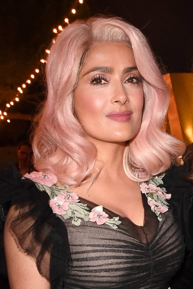 Salma chegou chegando e já desfilou um long bob rosa logo em sua primeira aparição em Cannes, no jantar <span>Women in Motion Awards.</span>