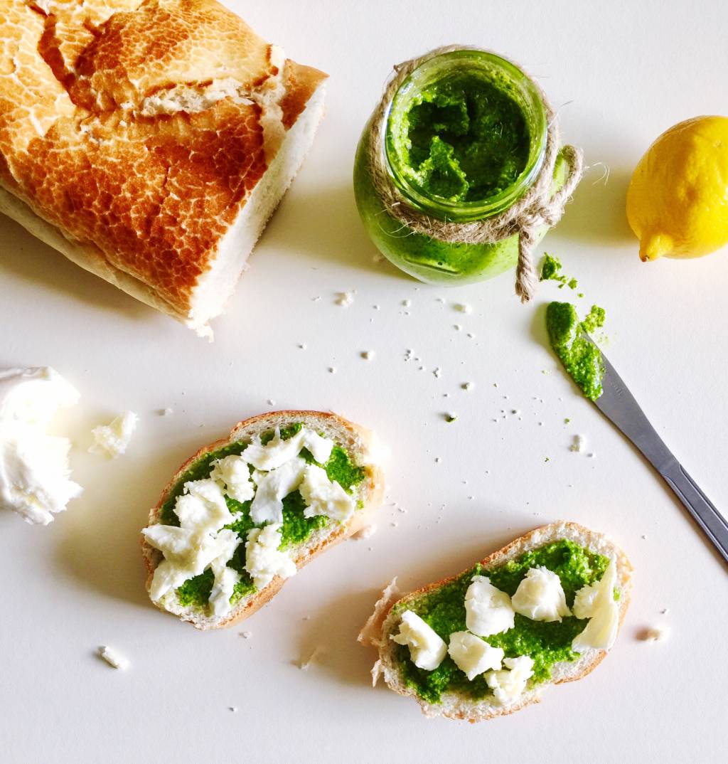 Queijo quente ao molho pesto de manjericão
