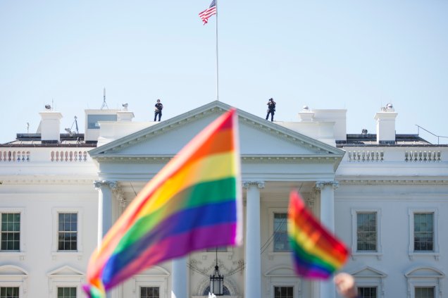 Seguranças de Casa Branca observam a Parada do Orgulho LGBT em Washington, capital dos Estados Unidos, em 2017