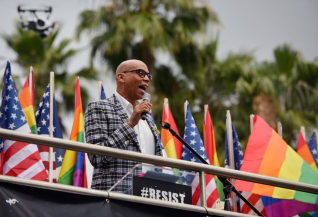RuPaul discursa na Parada do Orgulho LGBT de Los Angeles