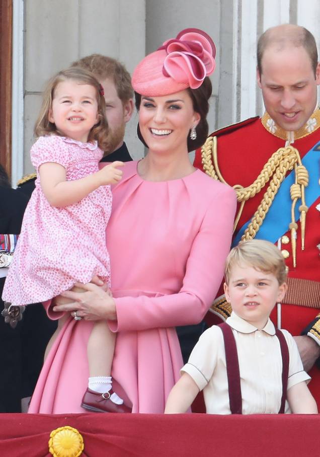 <strong>20 de maio de 2017</strong><span> - para o casamento de Pippa Middleton, a duquesa elegeu um v</span>estido rosado <strong>Alexander McQueen </strong>com decote em 'V” e mangas bufantes, além de uma saia fluida. Kate arrematou a produção com <span>saltos nude e </span>um chapéu no mesmo tom do vestido, que adornou seu coque trabalhado. <strong>20 de maio de 2017</strong><span> - para o casamento de Pippa Middleton, a duquesa elegeu um v</span>estido rosado <strong>Alexander McQueen </strong>com decote em 'V” e mangas bufantes, além de uma saia fluida. Kate arrematou a produção com <span>saltos nude e </span>um chapéu no mesmo tom do vestido, que adornou seu coque trabalhado.