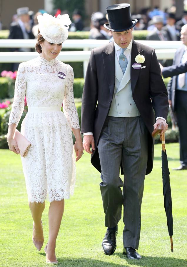 <strong>22 de maio de 2017</strong><span> - Um vestido mídi verde com detalhes florais em branco da marca <strong>Rochas </strong></span><span>foi o look eleito por Kate para ir ao Chelsea Flower Show, em Londres.</span> <strong>22 de maio de 2017</strong><span> - Um vestido mídi verde com detalhes florais em branco da marca <strong>Rochas </strong></span><span>foi o look eleito por Kate para ir ao Chelsea Flower Show, em Londres.</span>