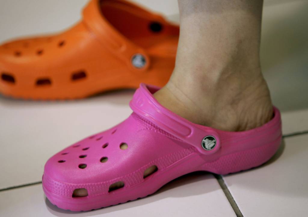 Agora existe um Crocs em versão scarpin (com salto agulha e bico fino!)