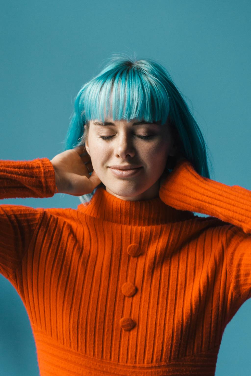 Noiva pede para convidada cobrir tatuagens e não aparecer de cabelo azul