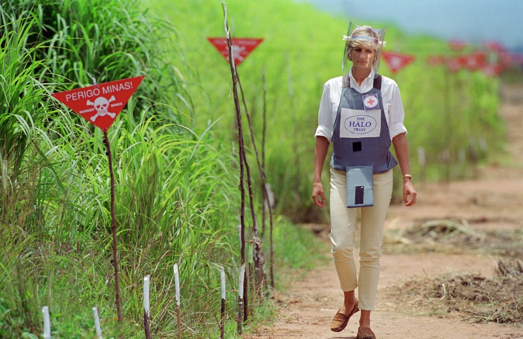 Princesa Diana caminha por campo de minas terrestres na Angola