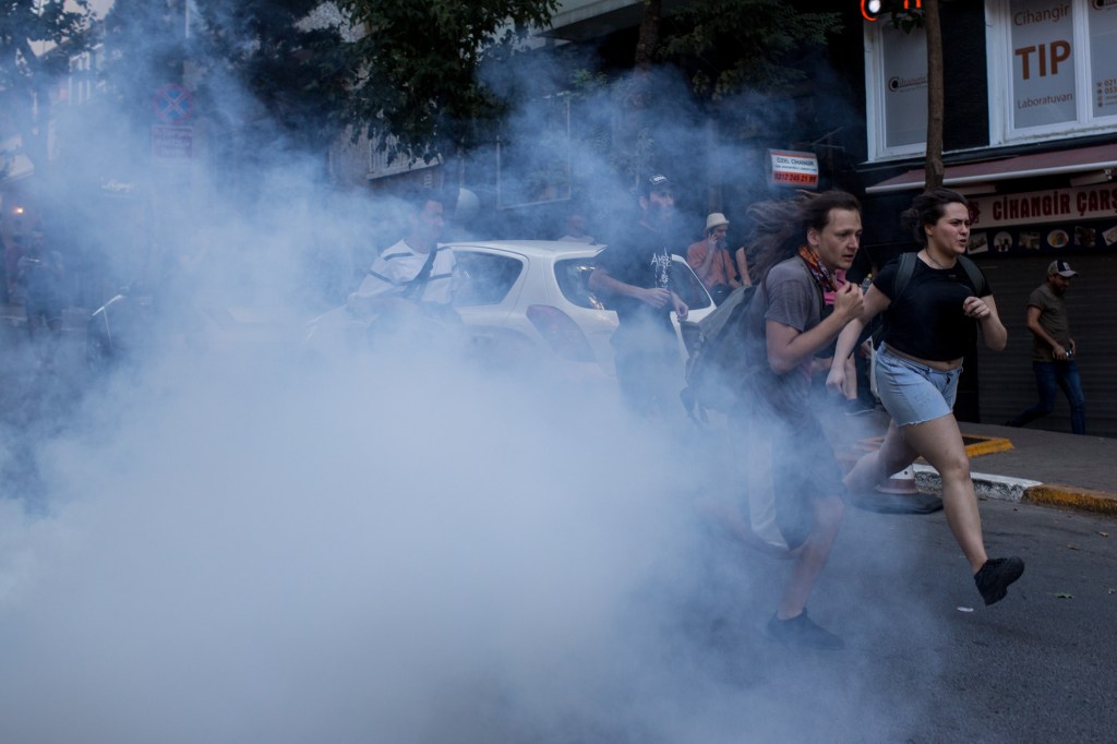 Polícia ataca a Parada do Orgulho LGBT em Istambul, na Turquia