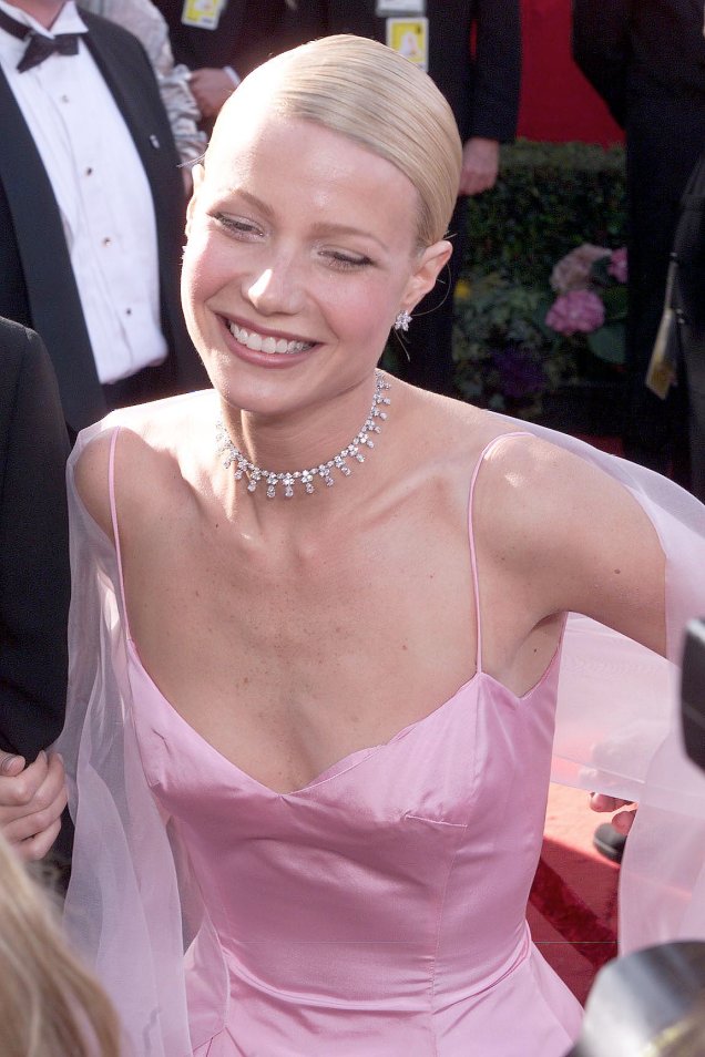 Simples e chique, Gwyneth Paltrow optou por um coque baixo com cabelos lisos e sem volume e um pele iluminada para receber seu Oscar de Melhor Atriz por Shakespeare Apaixonado. Simples e chique, Gwyneth Paltrow optou por um coque baixo com cabelos lisos e sem volume e um pele iluminada para receber seu Oscar de Melhor Atriz por Shakespeare Apaixonado.