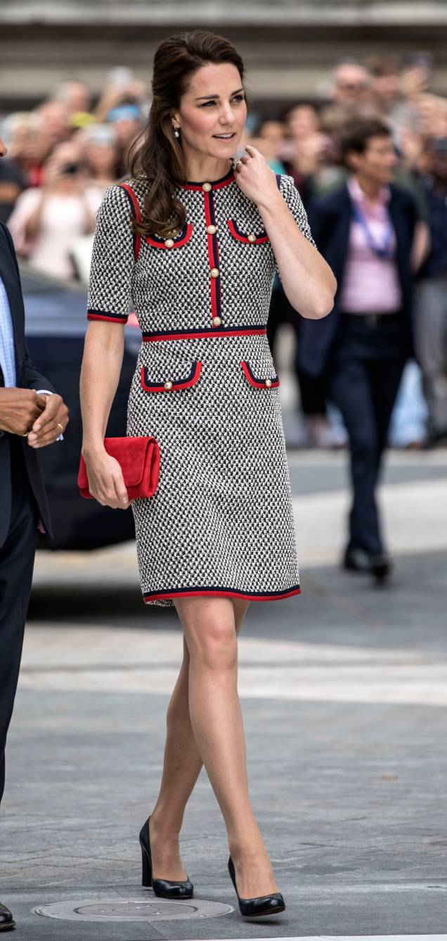 <strong>12 de junho de 2017</strong> - A Duquesa de Cambridge visitou os feridos nos ataques terroristas na London Bridge e no Borough Market que permanecem internados. Kate apostou em uma produção monocromática, composta por conjunto de saia e blusa de tweed azul Rebecca Taylor e sapatos do mesmo tom. <strong>12 de junho de 2017</strong> - A Duquesa de Cambridge visitou os feridos nos ataques terroristas na London Bridge e no Borough Market que permanecem internados. Kate apostou em uma produção monocromática, composta por conjunto de saia e blusa de tweed azul Rebecca Taylor e sapatos do mesmo tom.