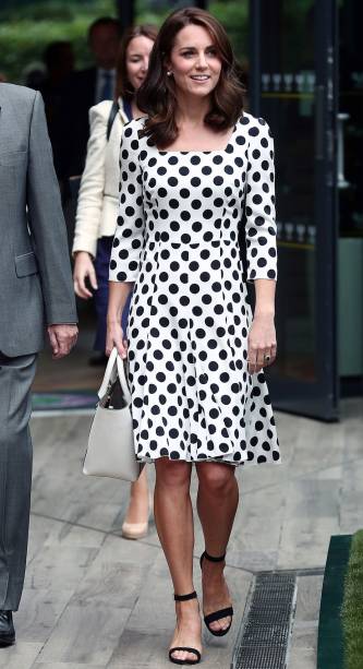 <strong>17 de junho de 2017</strong> - A Duquesa de Cambridge estava deslumbrante na sacada do palácio de Buckingham durante o Trooping the Colour. Kate apostou em um vestido Alexander McQueen cor-de-rosa, tom que está bombando nas passarelas e no street style.