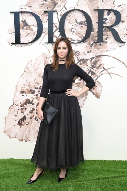 <strong>Felicity Jones </strong>no desfile da <strong>Dior</strong>.