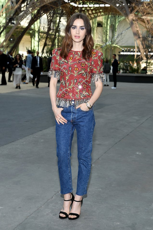 <strong>Lily Collins </strong>no desfile da <strong>Chanel</strong>.