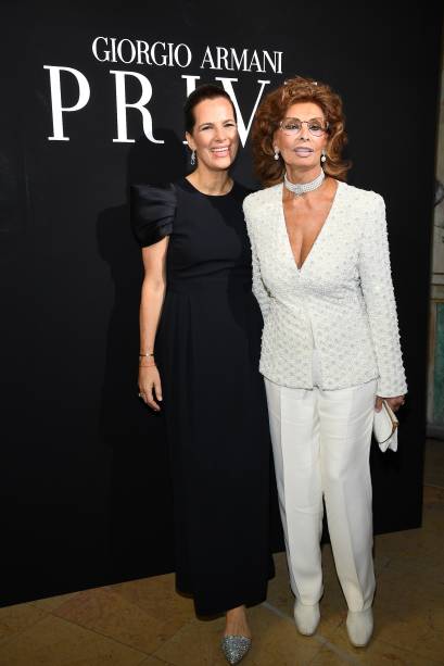 <strong>Roberta Armani</strong> e <strong>Sofia Loren </strong>no desfile da <strong>Armani Prive</strong>.