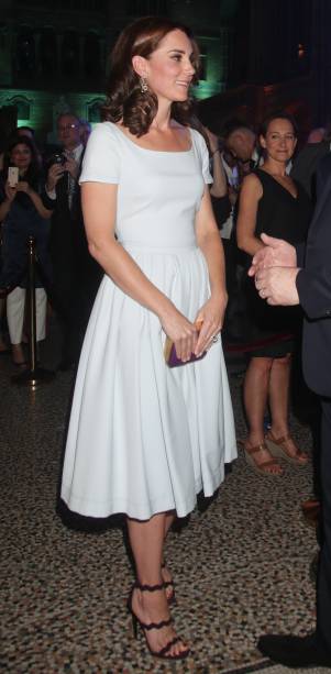 <strong>20 de junho de 2017</strong> - Kate Middleton não cansa de ser chique! A Duquesa de Cambridge brilhou no primeiro dia da Royal Ascot, tradicional corrida de cavalos na Inglaterra. O look branco total - com vestido Alexander McQueen e sapatos Gianvito Rossi - estava lindíssimo. <strong>20 de junho de 2017</strong> - Kate Middleton não cansa de ser chique! A Duquesa de Cambridge brilhou no primeiro dia da Royal Ascot, tradicional corrida de cavalos na Inglaterra. O look branco total - com vestido Alexander McQueen e sapatos Gianvito Rossi - estava lindíssimo.