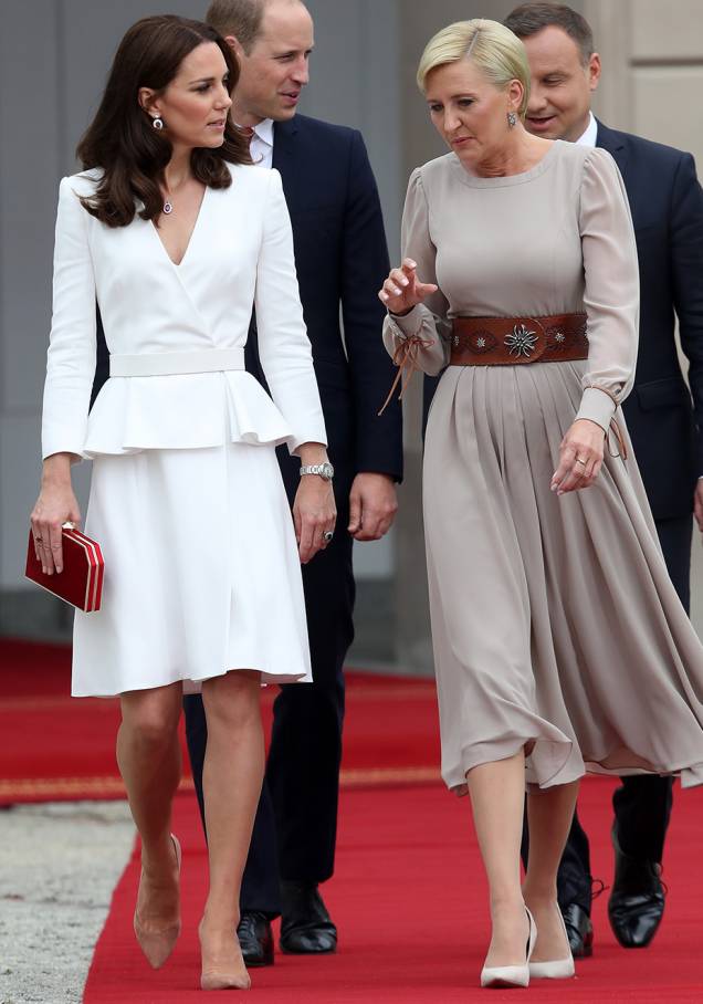 <strong>03 de julho de 2017</strong> - A Duquesa de Cambridge está de visual novo! Kate debutou o novo corte de cabelo, um pouco abaixo dos ombros, no primeiro dia do torneio de Wimbledon. Sempre fotografada de escarpins e clutch, a mãe de George e Charlotte apostou em sandálias e maxibolsa. O vestido de bolinhas é da Dolce&Gabbana. <strong>03 de julho de 2017</strong> - A Duquesa de Cambridge está de visual novo! Kate debutou o novo corte de cabelo, um pouco abaixo dos ombros, no primeiro dia do torneio de Wimbledon. Sempre fotografada de escarpins e clutch, a mãe de George e Charlotte apostou em sandálias e maxibolsa. O vestido de bolinhas é da Dolce&Gabbana.