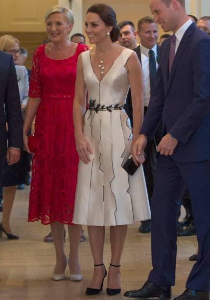 <strong>13 de julho de 2017</strong> - A Duquesa foi ao Museu de História Natural de Londres para discursar na abertura de uma exposição. O toque ousado da produção ficou por conta das sandálias Prada com saltos altíssimos! Kate, que nunca usa esmaltes coloridos ou escuros, estava com as unhas dos pés pintadas de vinho. <strong>13 de julho de 2017</strong> - A Duquesa foi ao Museu de História Natural de Londres para discursar na abertura de uma exposição. O toque ousado da produção ficou por conta das sandálias Prada com saltos altíssimos! Kate, que nunca usa esmaltes coloridos ou escuros, estava com as unhas dos pés pintadas de vinho.