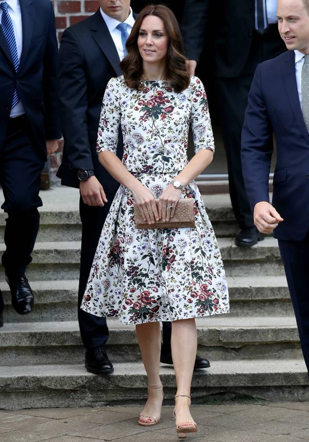 <strong>16 de julho de 2017</strong> - Em sua segunda aparição no torneio de Wimbledon de 2017, Kate foi fotografada usando um vestido branco estampado com flores delicadas e coloridas. Para arrematar, bolsa tote, também branca, assinada por Victoria Beckham. <strong>16 de julho de 2017</strong> - Em sua segunda aparição no torneio de Wimbledon de 2017, Kate foi fotografada usando um vestido branco estampado com flores delicadas e coloridas. Para arrematar, bolsa tote, também branca, assinada por Victoria Beckham.