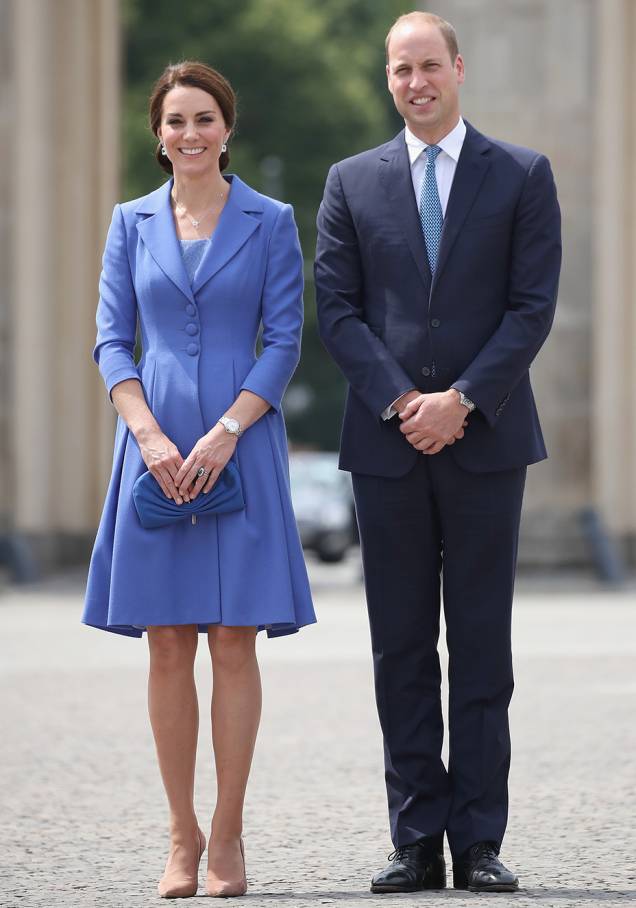 <strong>17 de julho de 2017</strong> - Catherine desembarcou em Varsóvia para uma viagem de cinco dias pela Polônia e pela Alemanha ao lado de William, George e Charlotte. Elegante, Kate selecionou um vestido peplum da grife Alexander McQueen para o primeiro compromisso do dia. A clutch vermelha combinava com as joias de rubis. <strong>17 de julho de 2017</strong> - Catherine desembarcou em Varsóvia para uma viagem de cinco dias pela Polônia e pela Alemanha ao lado de William, George e Charlotte. Elegante, Kate selecionou um vestido peplum da grife Alexander McQueen para o primeiro compromisso do dia. A clutch vermelha combinava com as joias de rubis.
