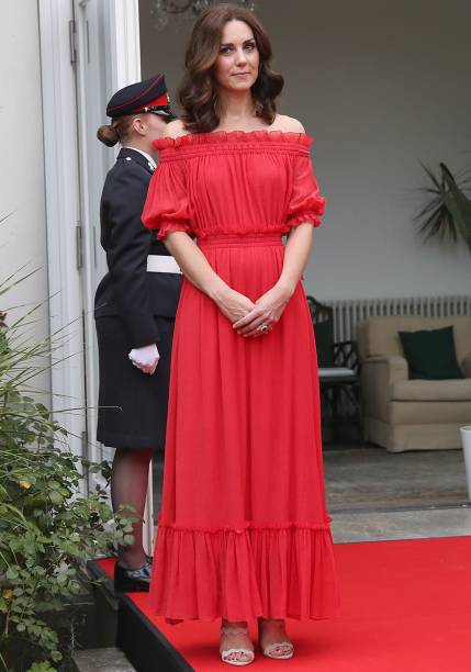 <strong>17 de julho de 2017 </strong>- Na Polônia como parte de uma viagem oficial com William, George e Charlotte, Kate prestou uma singela homenagem ao escolher um vestido da estilista polonesa Gosia Baczyńsk para um evento à noite. Para combinar, a Duquesa de Cambridge selecionou imponentes joias de pérolas. <strong>17 de julho de 2017 </strong>- Na Polônia como parte de uma viagem oficial com William, George e Charlotte, Kate prestou uma singela homenagem ao escolher um vestido da estilista polonesa Gosia Baczyńsk para um evento à noite. Para combinar, a Duquesa de Cambridge selecionou imponentes joias de pérolas.