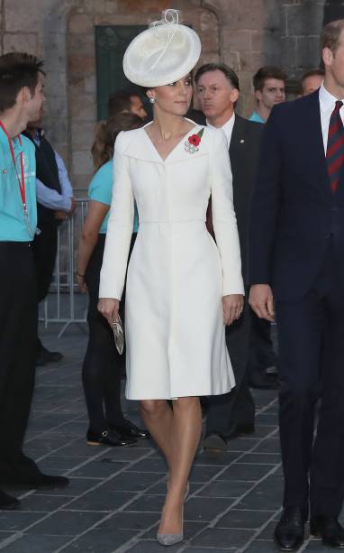 <strong>20 de julho de 2017 </strong>- O top listrado de mangas ¾ é mesmo um clássico de todo guarda-roupa. Produção básica com direito ao clássico tênis da Superga - o modelo favorito de Kate! - para um evento com atletas de canoagem. <strong>20 de julho de 2017 </strong>- O top listrado de mangas ¾ é mesmo um clássico de todo guarda-roupa. Produção básica com direito ao clássico tênis da Superga - o modelo favorito de Kate! - para um evento com atletas de canoagem.