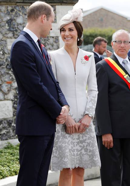 <strong>20 de julho de 2017</strong> - As sandálias Scalloped da Prada são as novas queridinhas de Kate. Em Berlim, ela lançou mão da versão cinza para arrematar o vestido com estampa artsy da grife Markus Lupfer. O cinto de metal ajudou a desenhar a silhueta. <strong>20 de julho de 2017</strong> - As sandálias Scalloped da Prada são as novas queridinhas de Kate. Em Berlim, ela lançou mão da versão cinza para arrematar o vestido com estampa artsy da grife Markus Lupfer. O cinto de metal ajudou a desenhar a silhueta.