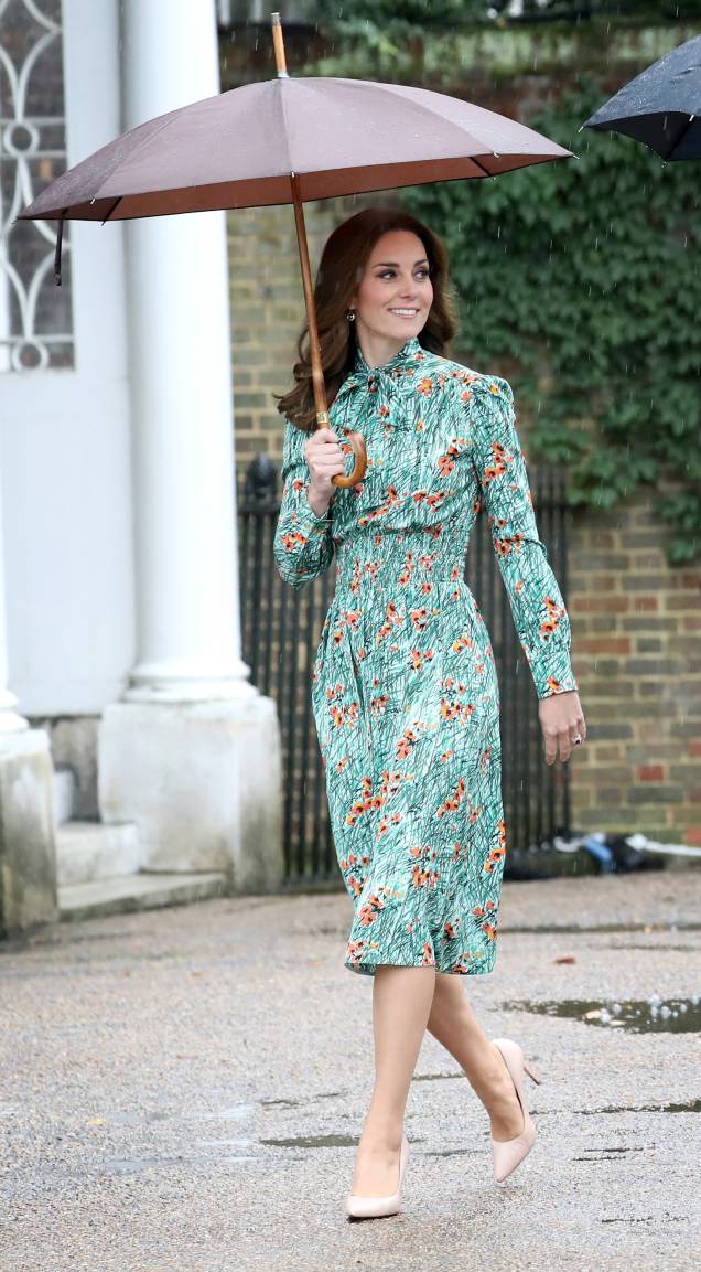 <strong>21 de julho de 2017</strong> - No último da viagem à Europa Continental, Kate usou uma peça de uma de suas designers preferidas, Emilia Wickstead. Mas, desta vez, a Duquesa explorou uma nova paleta de cores ao combinar vestido lavanda e clutch vermelha. <strong>21 de julho de 2017</strong> - No último da viagem à Europa Continental, Kate usou uma peça de uma de suas designers preferidas, Emilia Wickstead. Mas, desta vez, a Duquesa explorou uma nova paleta de cores ao combinar vestido lavanda e clutch vermelha.