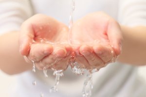 mãos água