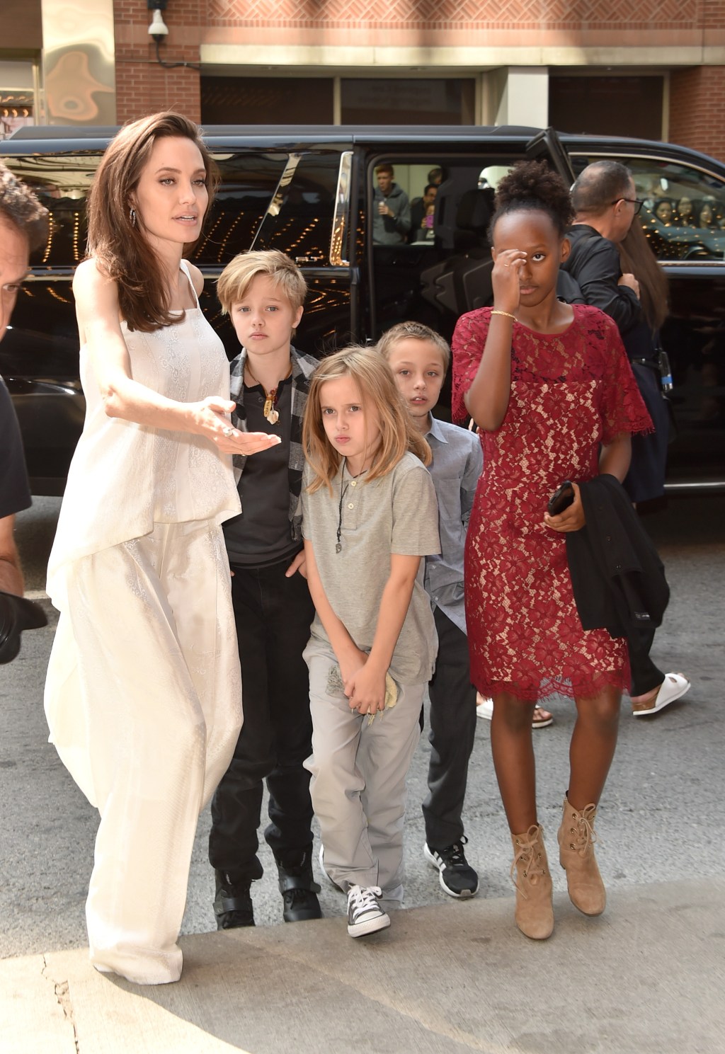 Angelina Jolie e seus filhos, em Toronto