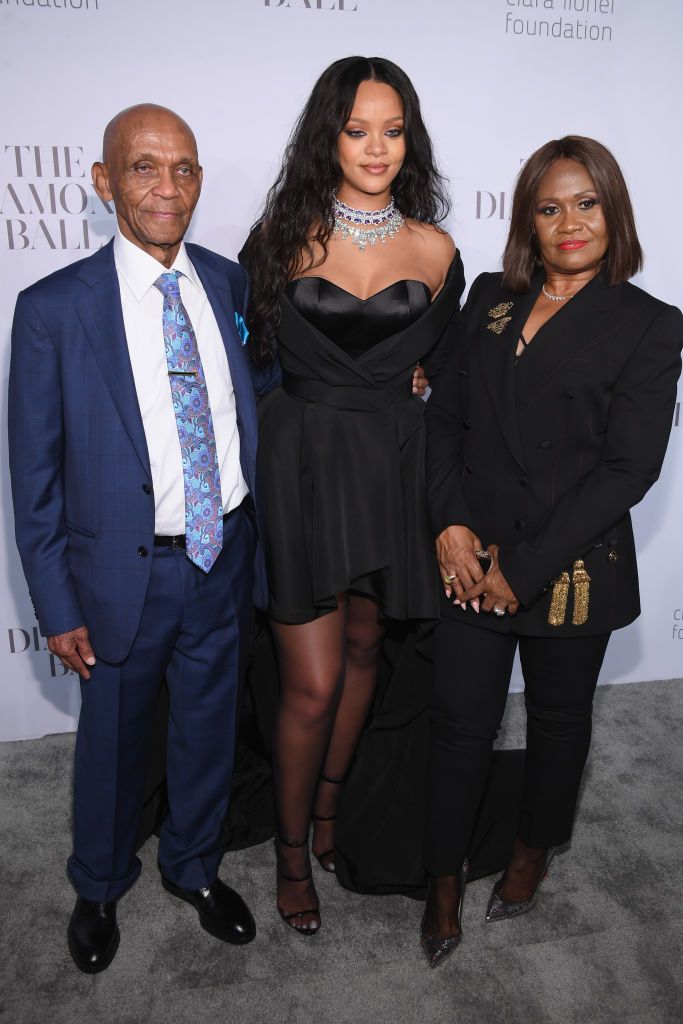 Rihanna o avô Lionel e a mãe Mônica