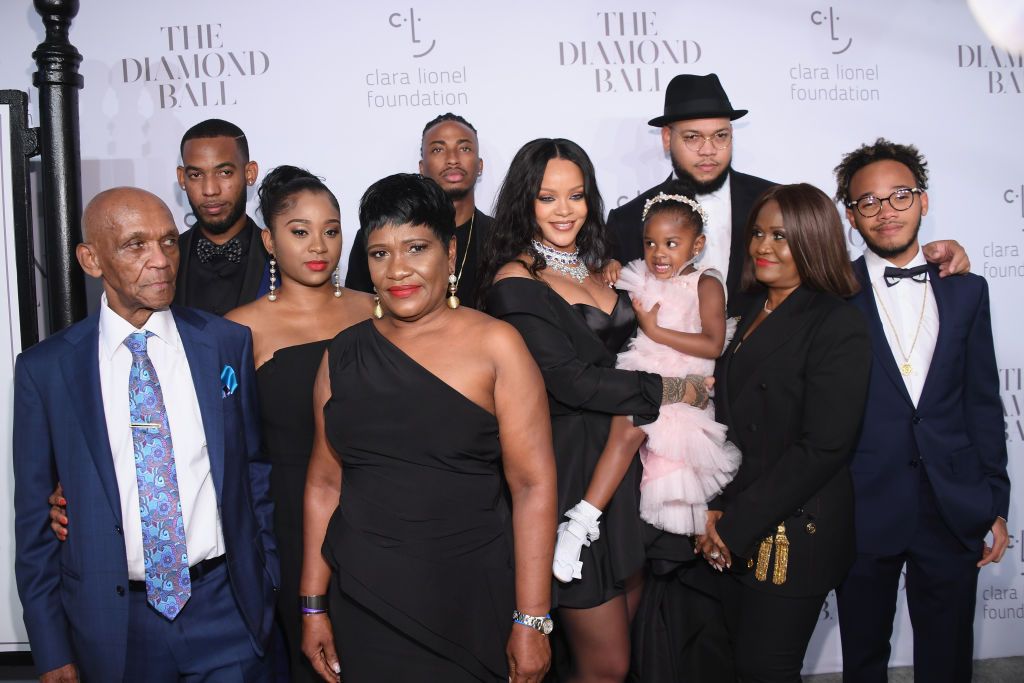 Rihanna reúne a família no Baile Anual Diamond Ball