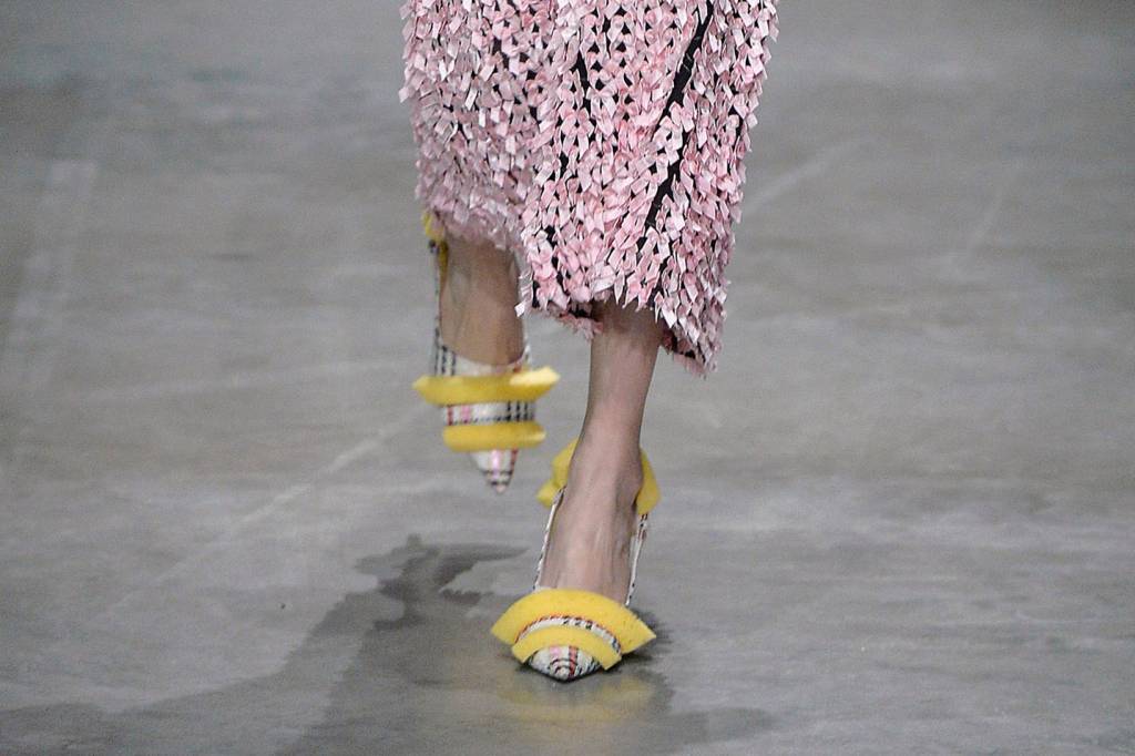 Scarpin de esponja custa mais de 4 mil reais. Você usaria?