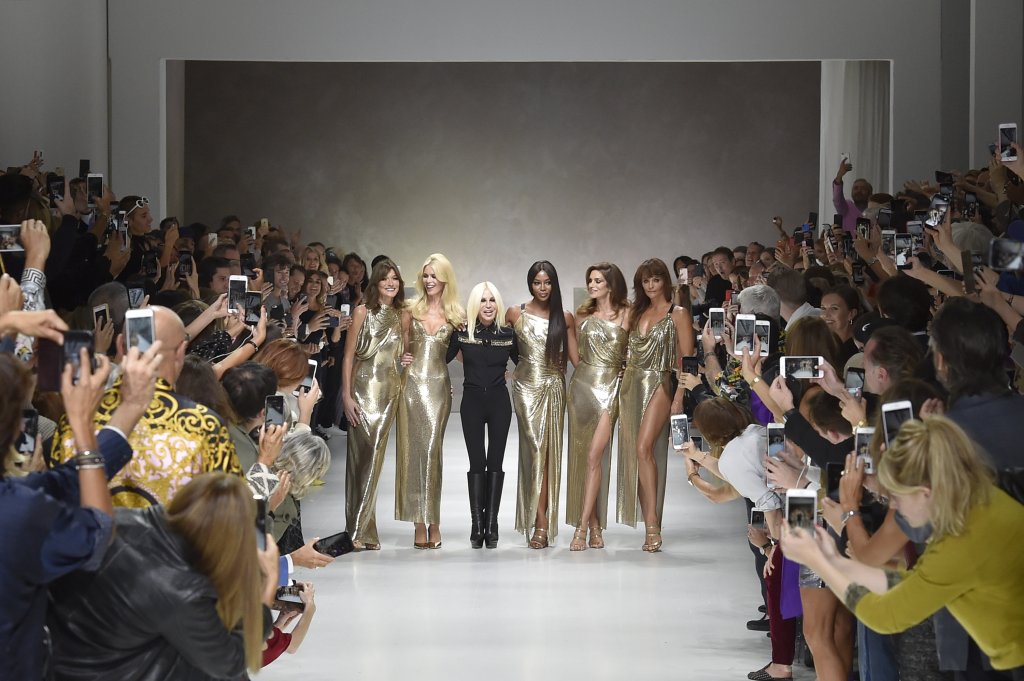 Donatella Versace e as Supermodels Carla Bruni, Claudia Schiffer, Naomi Campbell, Cindy Crawford, Helena Christensen, 
