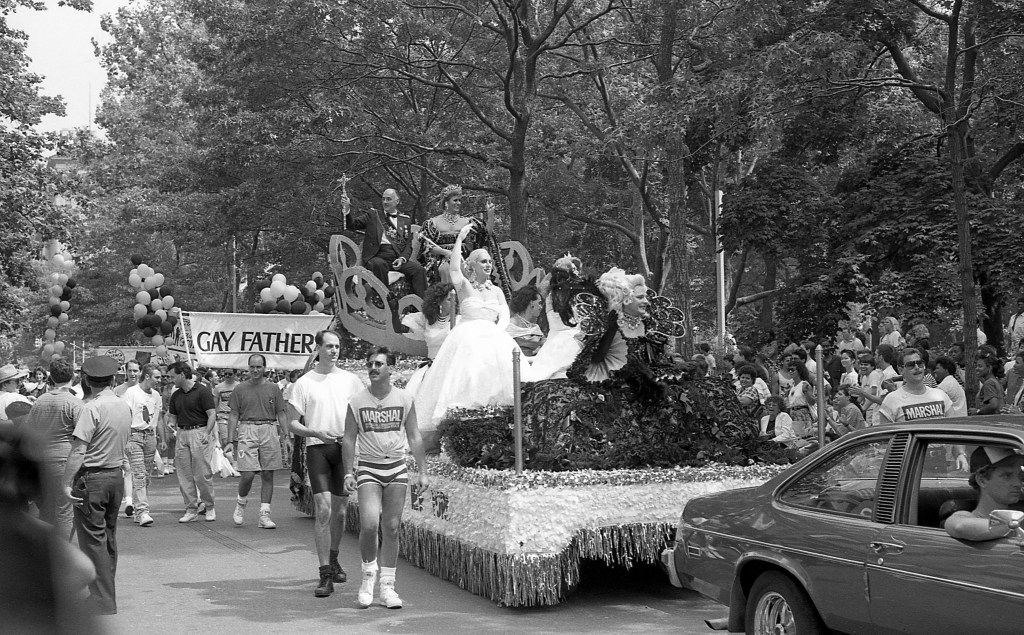 Desfile LGBT em Nova York, em 1989, em comemoração ao 20º aniversário do conflito de Stonewall.