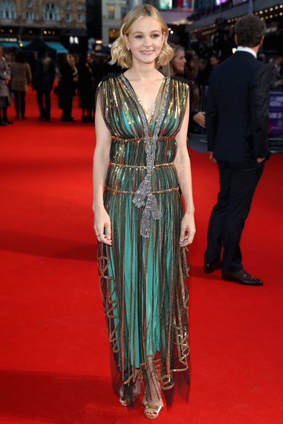 <strong>18.09.17 // Julianne Moore </strong>- a atriz elegeu um <strong>Tom Ford</strong> prateado com recorte no ombro para a première do filme <span>'Kingsman: O Círculo Dourado', em Londres.</span>