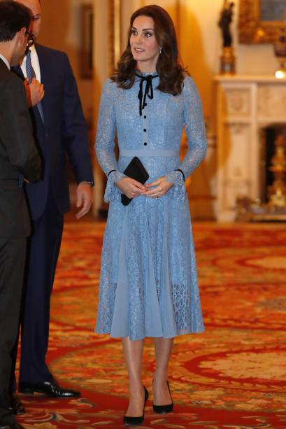 <strong>30 de julho de 2017</strong> - Kate Middleton e os Príncipes William e Charles estão na Bélgica para uma série de eventos em torno do centenário da Terceira Batalha de Ypres. Para o primeiro compromisso da viagem, a Duquesa apostou em um vestido-casaco da Alexander McQueen – o mesmo usado para o batizado de Charlotte, em março de 2016. <strong>30 de julho de 2017</strong> - Kate Middleton e os Príncipes William e Charles estão na Bélgica para uma série de eventos em torno do centenário da Terceira Batalha de Ypres. Para o primeiro compromisso da viagem, a Duquesa apostou em um vestido-casaco da Alexander McQueen – o mesmo usado para o batizado de Charlotte, em março de 2016.