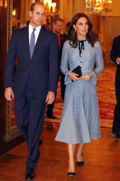 <strong>31 de julho de 2017</strong> - Fiel à modelagem vestido-casaco em eventos formais, Catherine, que está em viagem oficial à Bélgica, exibiu uma versão cinza com estampa floral na barra e nas mangas. O toque moderno ficou por conta do zíper frontal. <strong>31 de julho de 2017</strong> - Fiel à modelagem vestido-casaco em eventos formais, Catherine, que está em viagem oficial à Bélgica, exibiu uma versão cinza com estampa floral na barra e nas mangas. O toque moderno ficou por conta do zíper frontal.