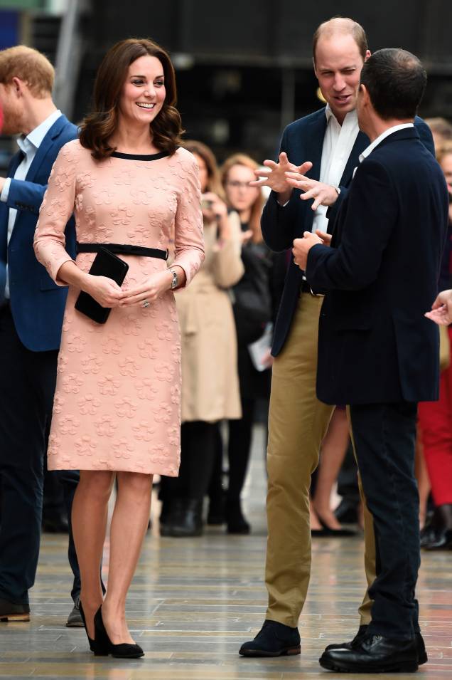 <strong>10 de outubro de 2017</strong> - Pela primeira vez desde o anúncio de sua terceira gravidez, Kate Middleton fez uma aparição pública. Ela e Príncipe William foram a uma recepção sobre o Dia Mundial da Saúde Mental no Palácio de Buckingham, em Londres. O look azul da duquesa é Temperley London. <strong>10 de outubro de 2017</strong> - Pela primeira vez desde o anúncio de sua terceira gravidez, Kate Middleton fez uma aparição pública. Ela e Príncipe William foram a uma recepção sobre o Dia Mundial da Saúde Mental no Palácio de Buckingham, em Londres. O look azul da duquesa é Temperley London.