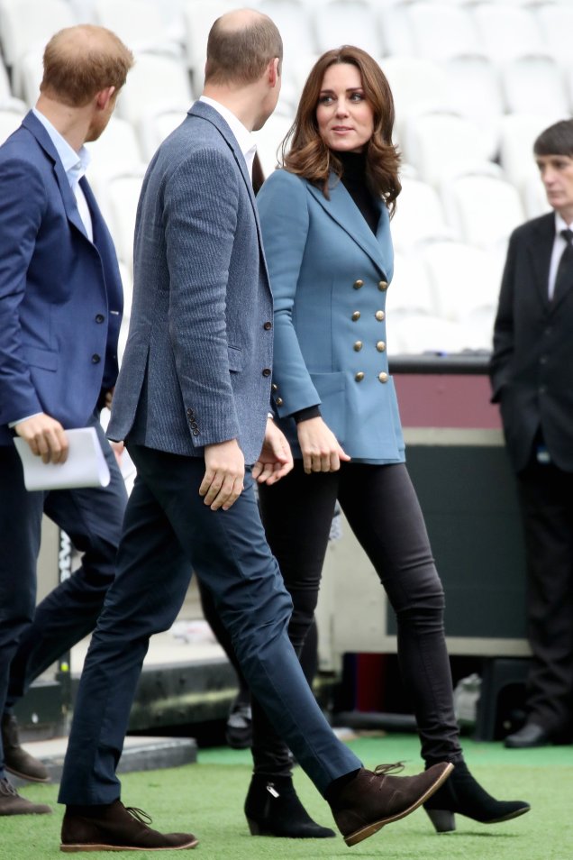 <strong>18 de outubro de 2017</strong> - Kate Middleton<span> fez sua terceira aparição pública desde o anúncio de sua gravidez hoje (18), em Londres. A duquesa, </span>Príncipe William<span> e </span>Príncipe Harry<span> foram à cerimônia de graduação da fundação Coach Core e ela escolheu um look belo e prático para a ocasião: calça skinny + botas de cano curto + blusa de gola alta pretas + casaco azul, que deu aquele ar chique à produção.</span>